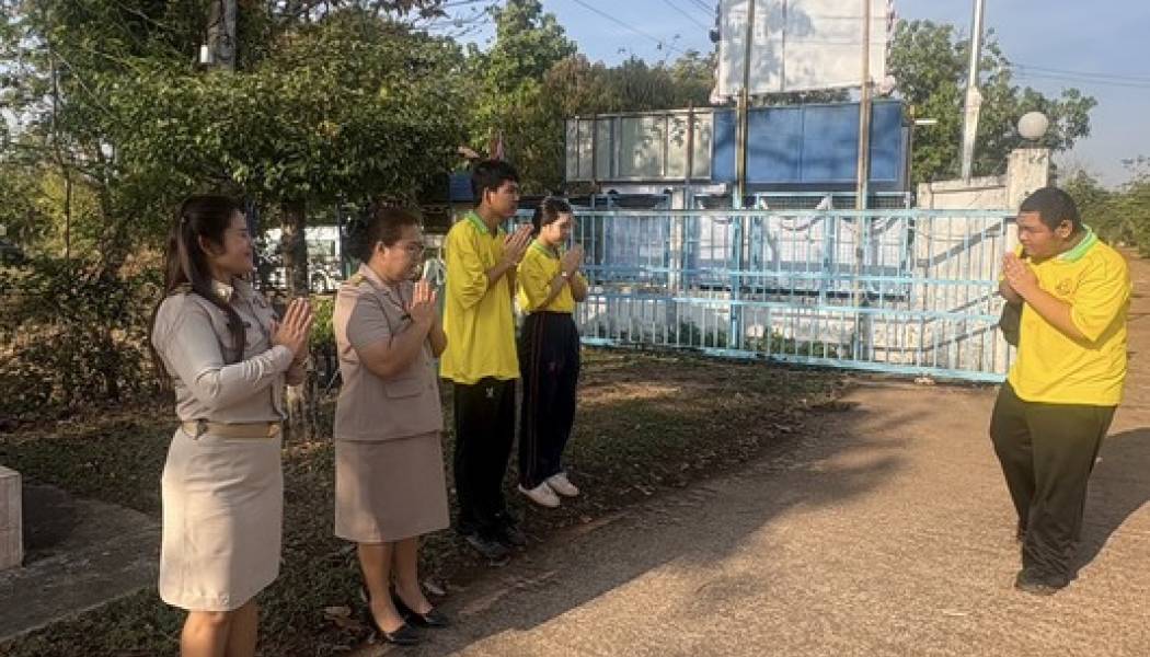 โรงเรียนเดื่อศรีไพรวัลย์ จัดครูเวรประจำวันรับนักเรียนหน้าประตูโรงเรียนยามเช้า มุ่งเสริมสร้างวินัย ควบคู่ความปลอดภัยและความอบอุ่น